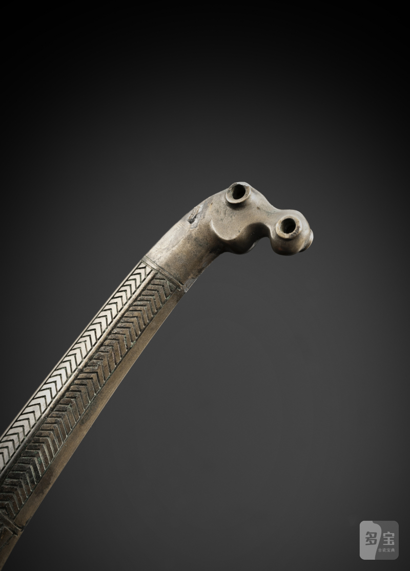 A bronze short dagger in archaic style, 'hsiung nu' - 图3